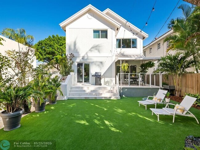 Building Photo - 325 Poinciana Dr