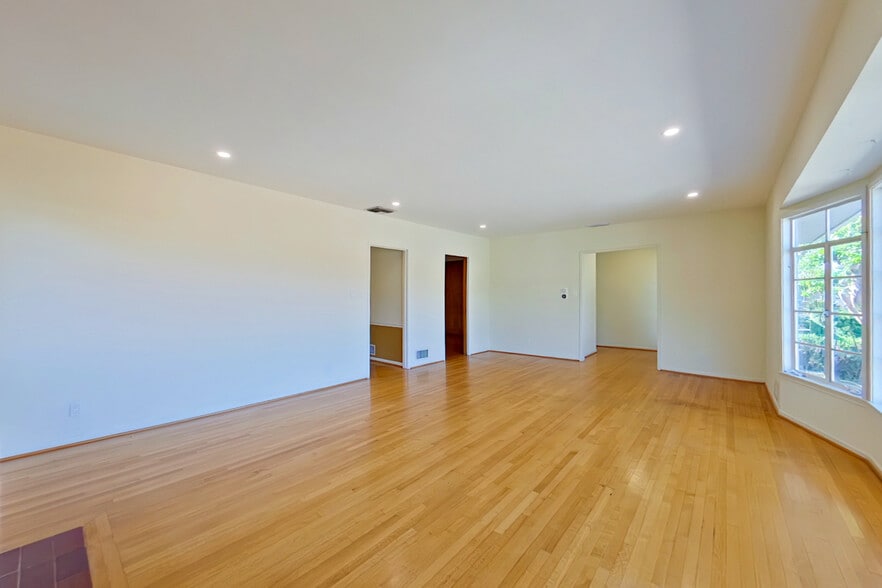 Building Photo - 1462 Glengarry Rd