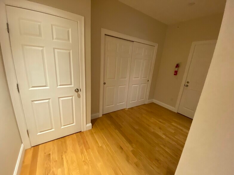 Building Photo - 137 Main St