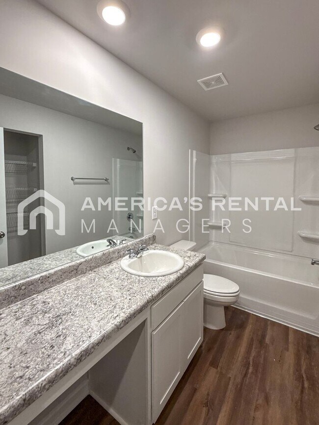 Building Photo - Escape to Lakeside Living in Lincoln! Available to View Now!!!