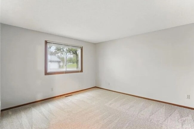 Building Photo - Spacious 2 Bedroom Townhome in Maple Grove!