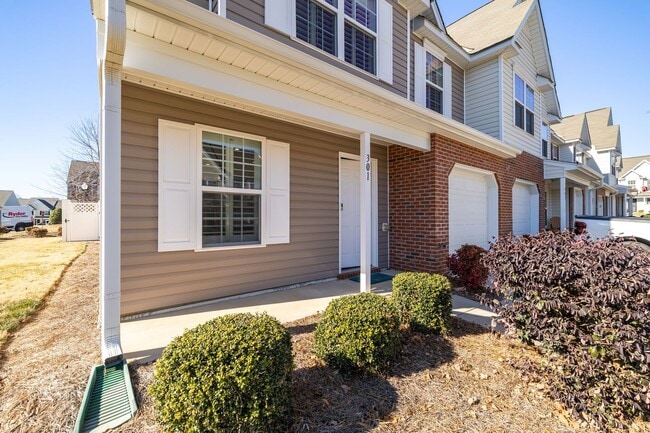 Building Photo - 3 Bedroom, 2 1/2 Bathroom End Unit Townhome in Greensboro