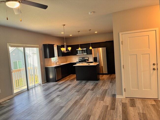 Building Photo - Spacious 3BR 2.5ba house in Urbandale, available NOW!