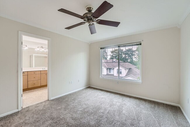 Building Photo - 3bed/2.5 End Townhome Unit with Attached Garage in Renton!