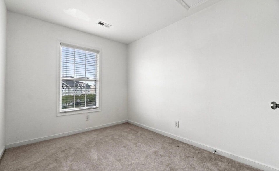 Building Photo - 205 Monroe Point Dr