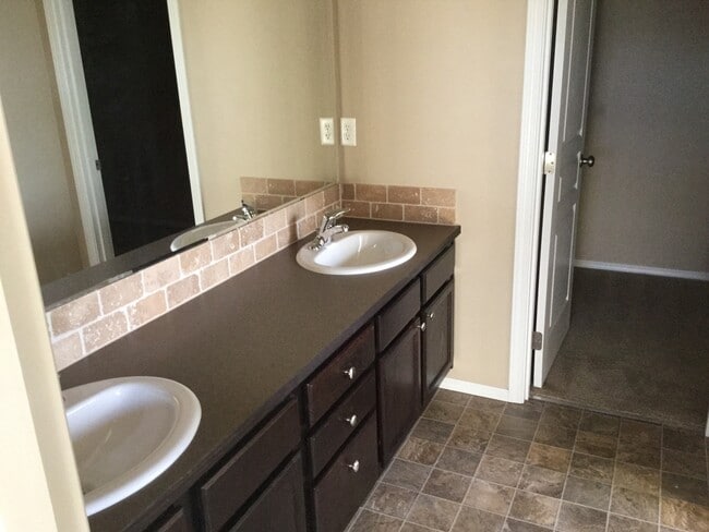 Building Photo - PETS CONSIDERED!! 1743 Sq Ft, 3 Bdrm, 2.5 ...