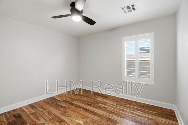 Building Photo - 1146 S Larkspur St