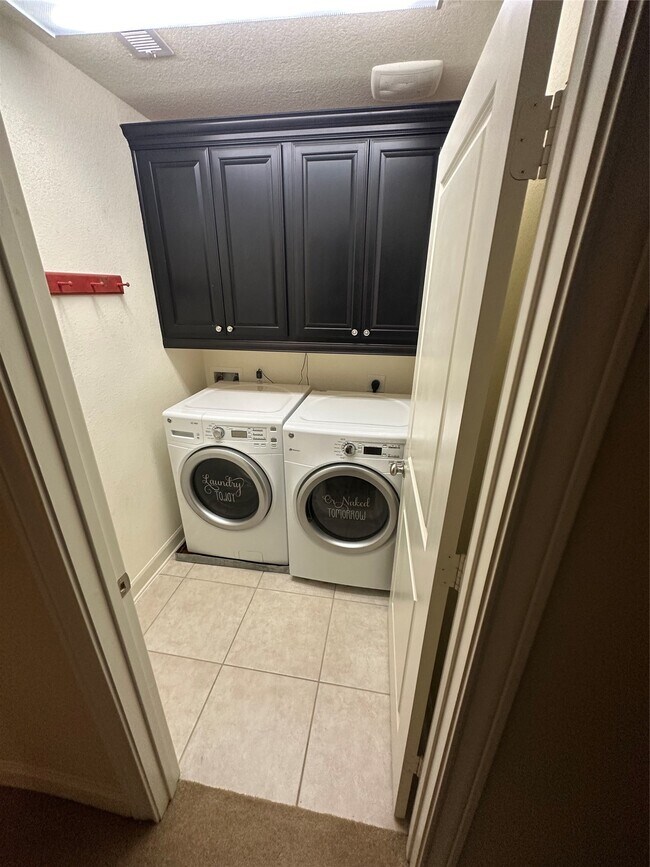 Building Photo - 5151 Oasis Park Ln