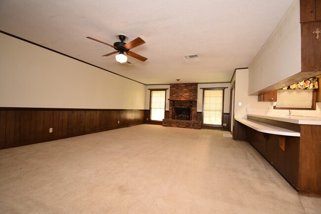 Building Photo - Spacious 3 Bed 2 Bath