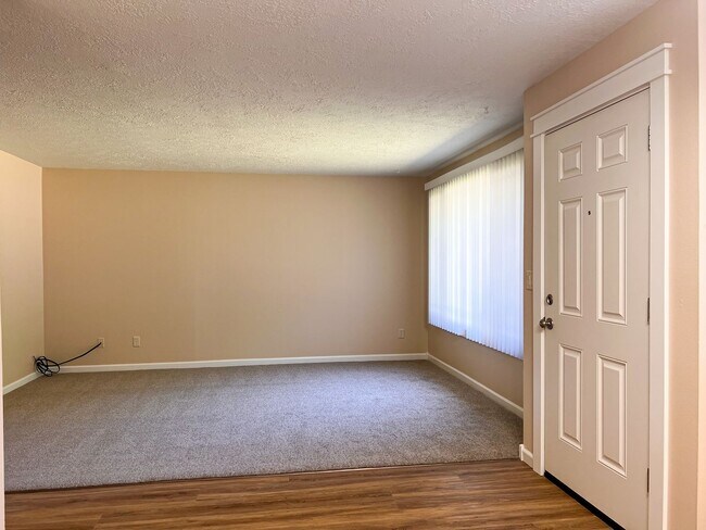 Building Photo - 2BD/1BA DUPLEX W/ GARAGE &YARD IN SALEM
