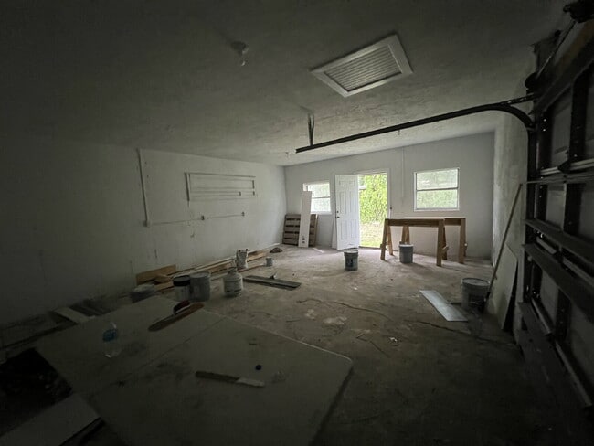 Building Photo - 3BR/1BA Home in Fort Myers with Large Deta...