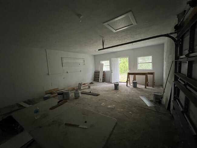 Building Photo - 3BR/1BA Home in Fort Myers with Large Detached Garage 20x25