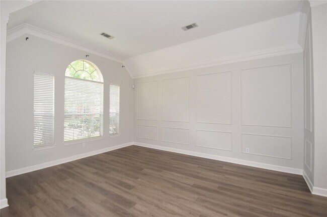 Building Photo - 1322 W Forest Dr