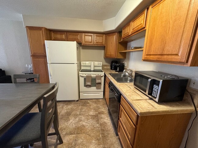 Building Photo - Fully Furnished One Bedroom Condo in Deser...