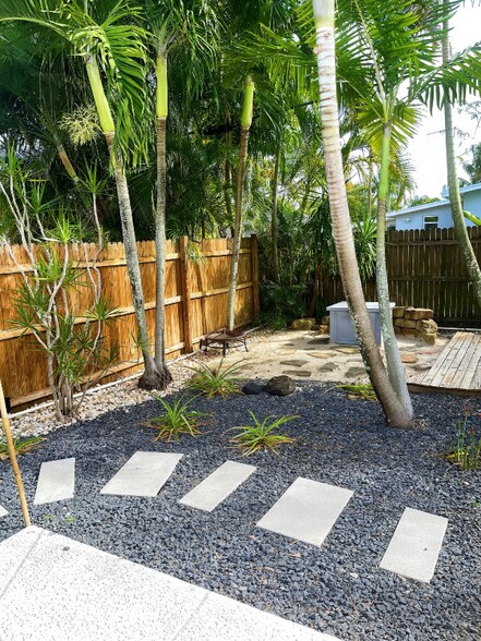 Building Photo - 916 W Drew St