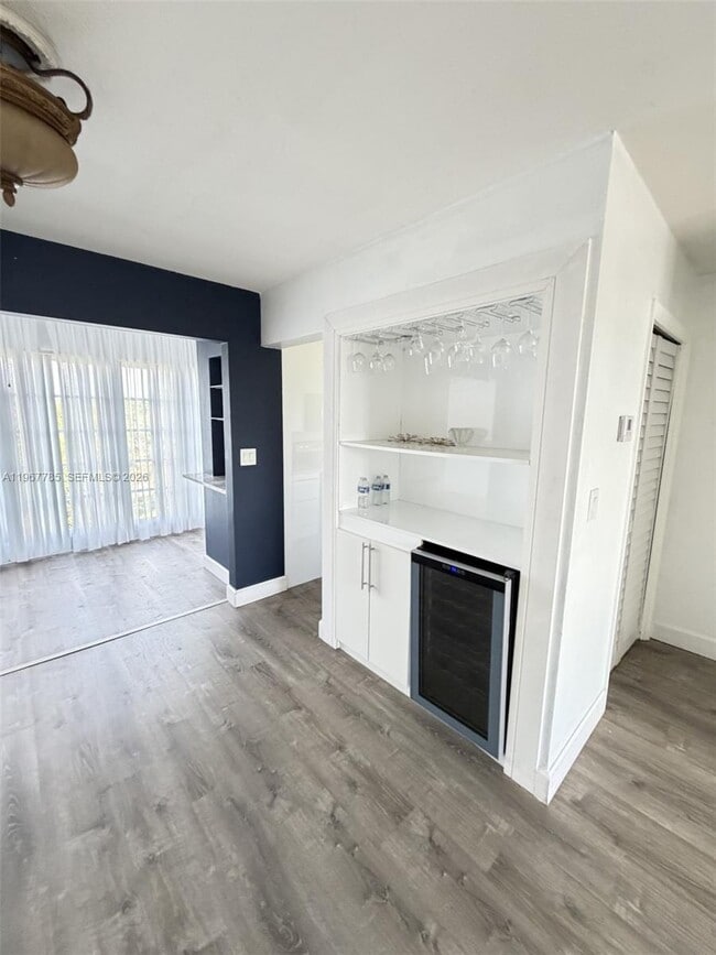 Building Photo - 941 Crystal Lake Dr