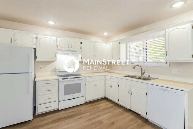 Building Photo - 3 Bedroom Pet-Friendly Home in LEAVENWORTH...