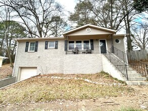 Building Photo - FOUR BEDROOM THREE BATH HOME WITH SPACIOUS...