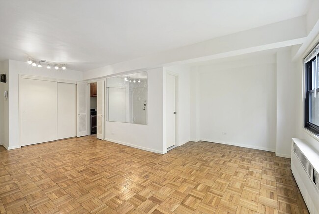 Manhattan. Doorman. $1500/month. - 335 E 51st St New York NY 10022 ...