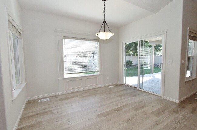 Building Photo - Stunning Home w/Open Floor-plan