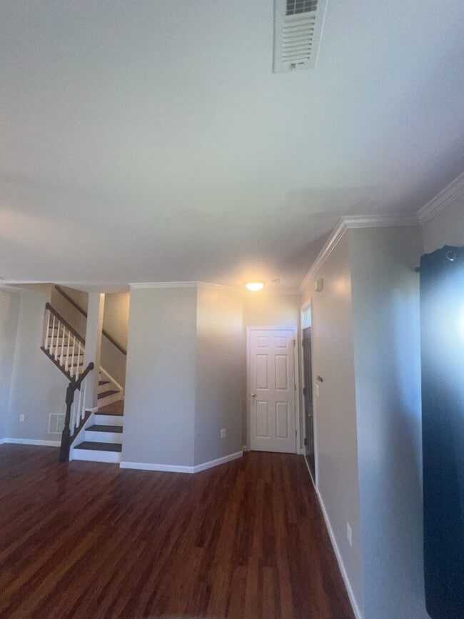 Building Photo - Spacious End-Unit 4 Bedroom Townhome for R...