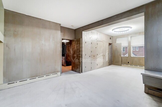 Building Photo - 2881 Observatory Ave