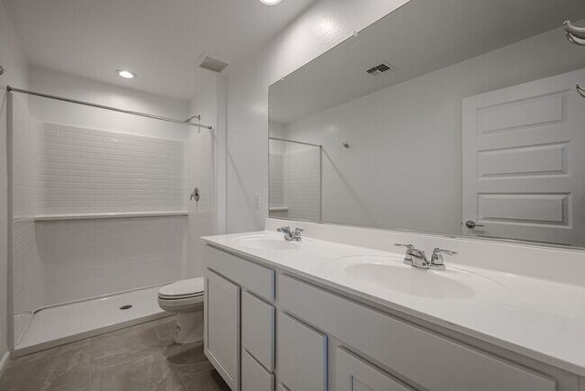 Building Photo - ONE MONTH RENT FREE!! NEW 5 BEDROOM 3 BATHROOM HOME AVILABLE FOR RENT!