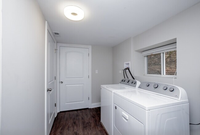 Building Photo - 2648 W Lunt Ave