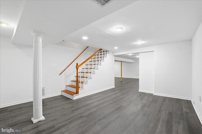 Building Photo - 131 Casmar St SE
