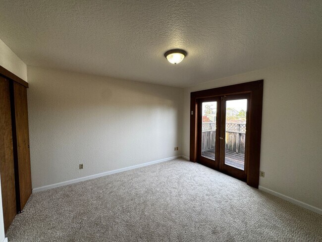 Building Photo - Charming 3 Bedroom 2 Bath home located in Humboldt Hill!