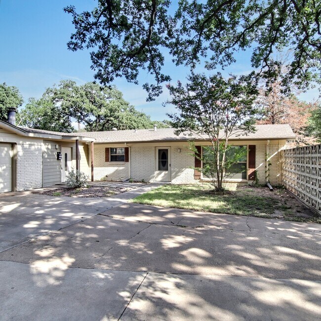 Building Photo - 1520 Sunnybrook Dr