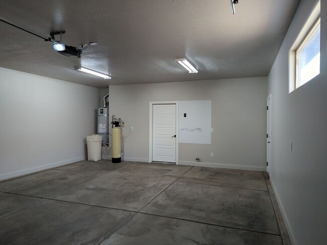 Building Photo - Pet Friendly 3 Bedroom 2 Bathroom Home