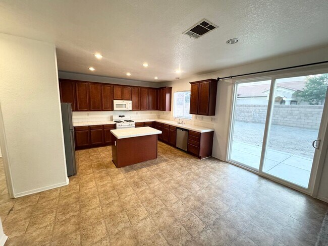 Building Photo - Spacious 5 bedroom home