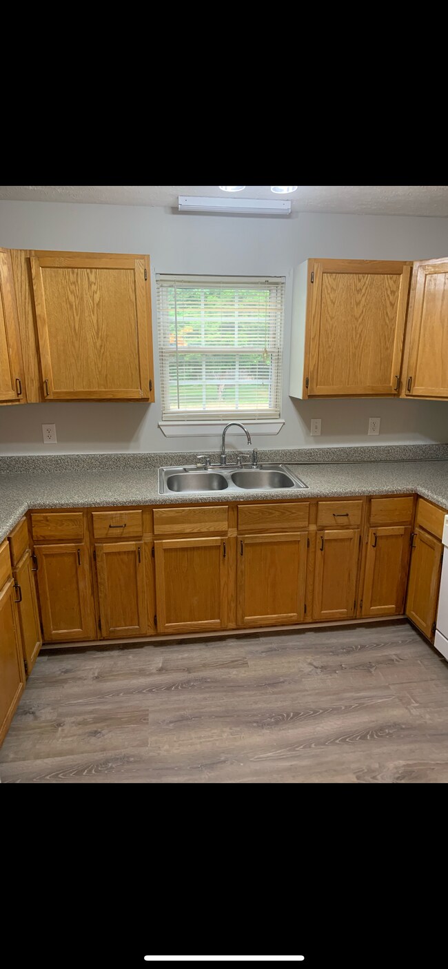 Building Photo - 135 W 14th Ave