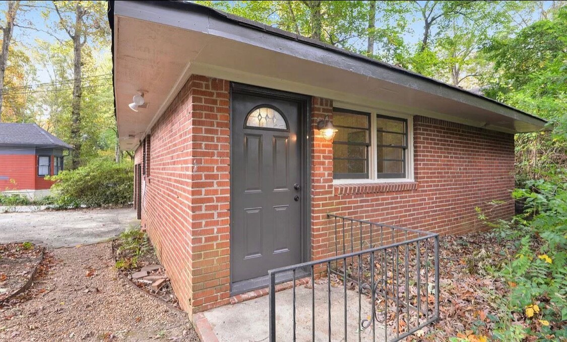 Front - 466 Burlington Rd NE