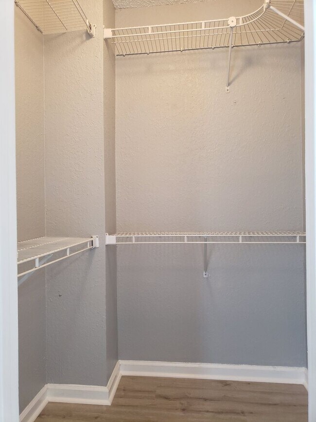 Building Photo - 3 bedroom townhome for rent in NE Tallahassee, wood floors, fenced yard available for a move in r...