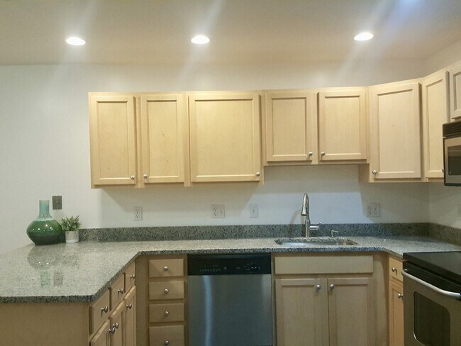 Building Photo - 25 Alpine St