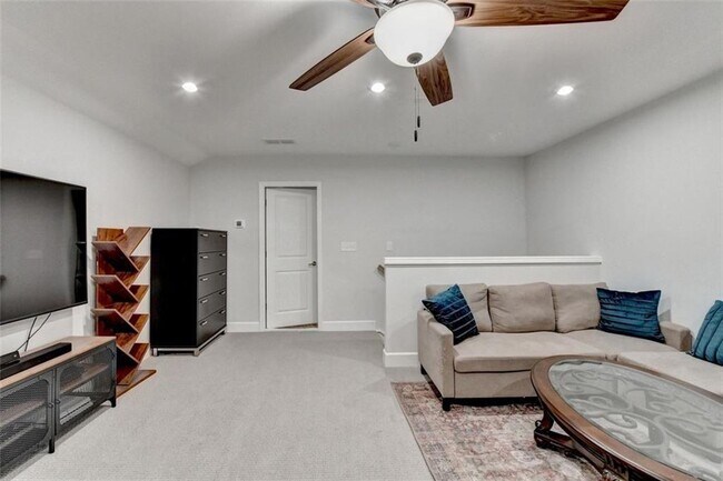 Building Photo - 811 Pineberry Ct