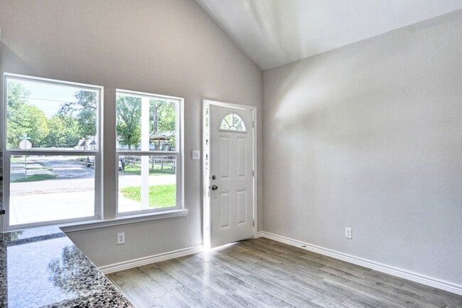 Building Photo - 9812 Arbor Oak