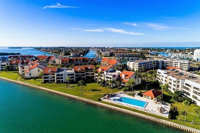 Building Photo - 106 1st St E