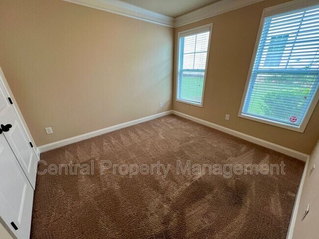 Building Photo - 208 Evansdale Way