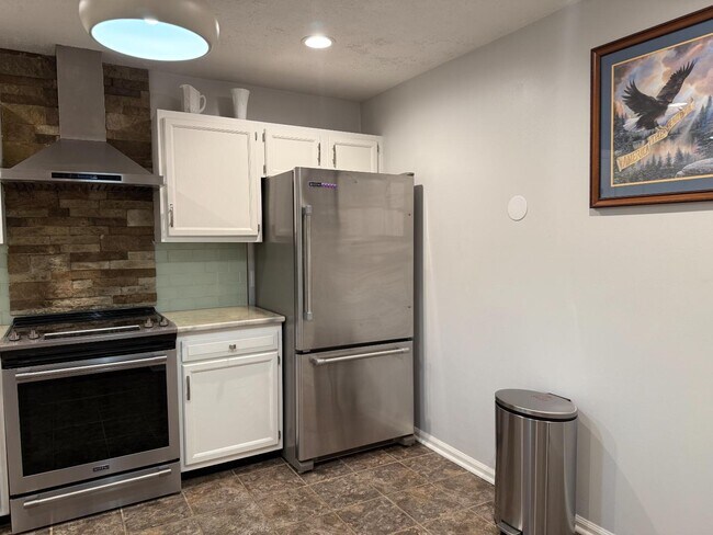 Building Photo - 146 E Park Dr