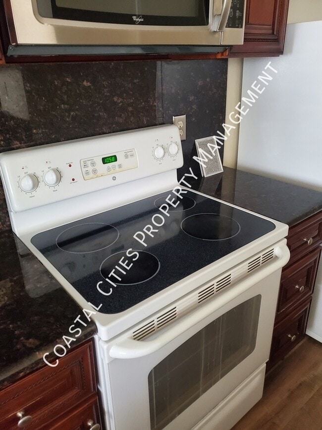 Building Photo - 2429 College Ln