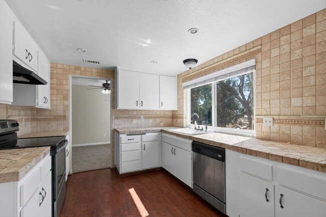 Building Photo - Canyon Crest Home