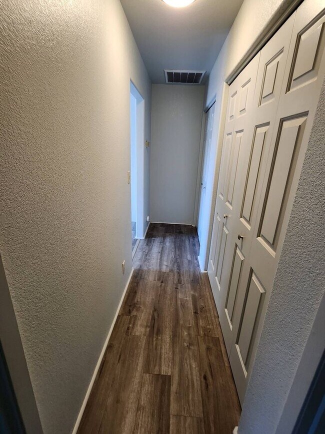 Building Photo - 352 S Calapooia St