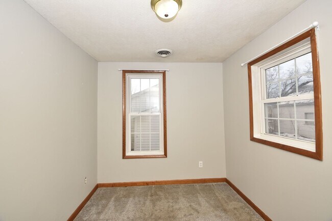 Building Photo - MIshawaka near Universities and shopping