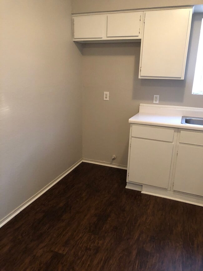 Building Photo - 909 NW Summercrest Blvd