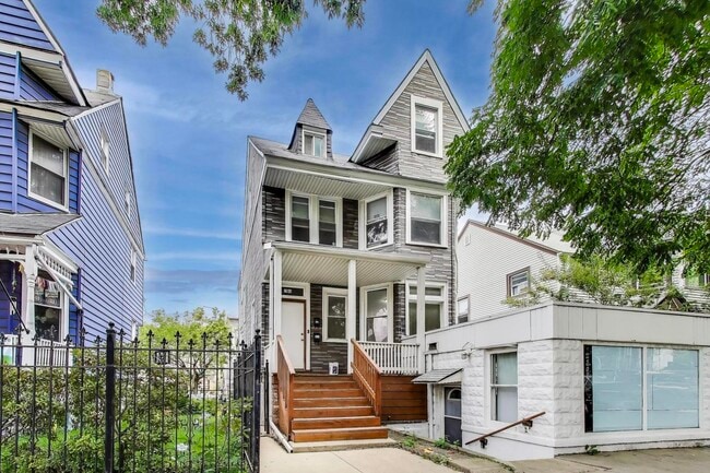 Primary Photo - 2144 W Montrose Ave