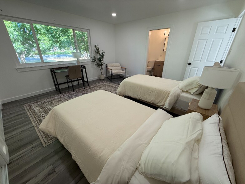 Building Photo - 4552 Alta Mesa Dr