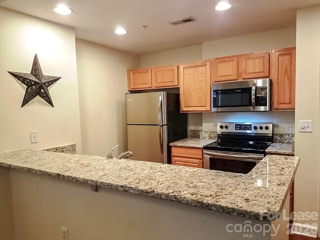 Building Photo - 718 W Trade St